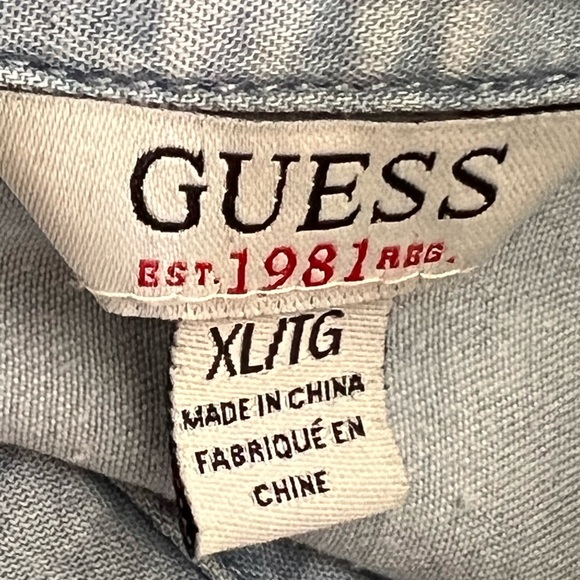 GUESS SZ XL LIGHT WEIGHT PURPOSELY DISTRESSED JEAN BUTTON DOWN SHIRT EUC - Picture 10 of 10